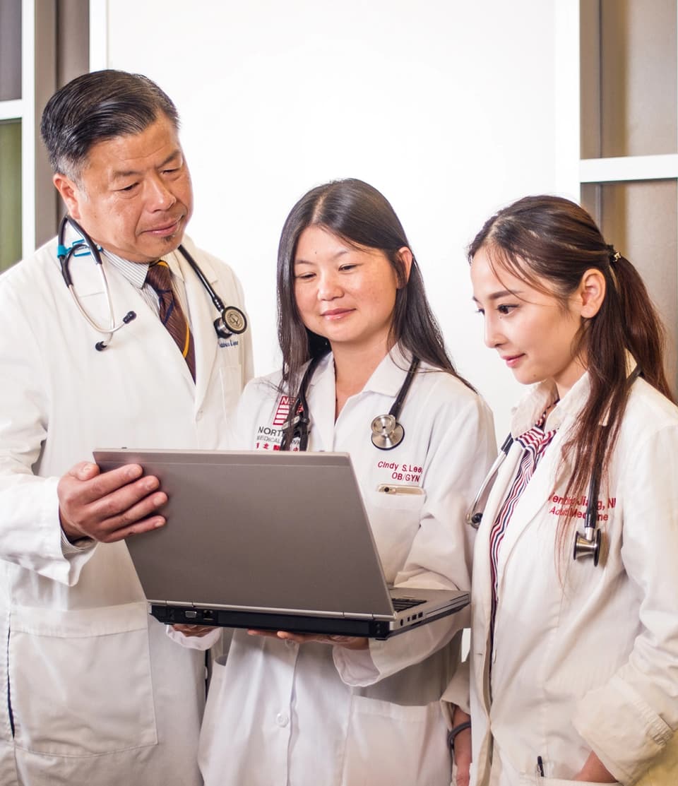 看筆記本電腦的醫生