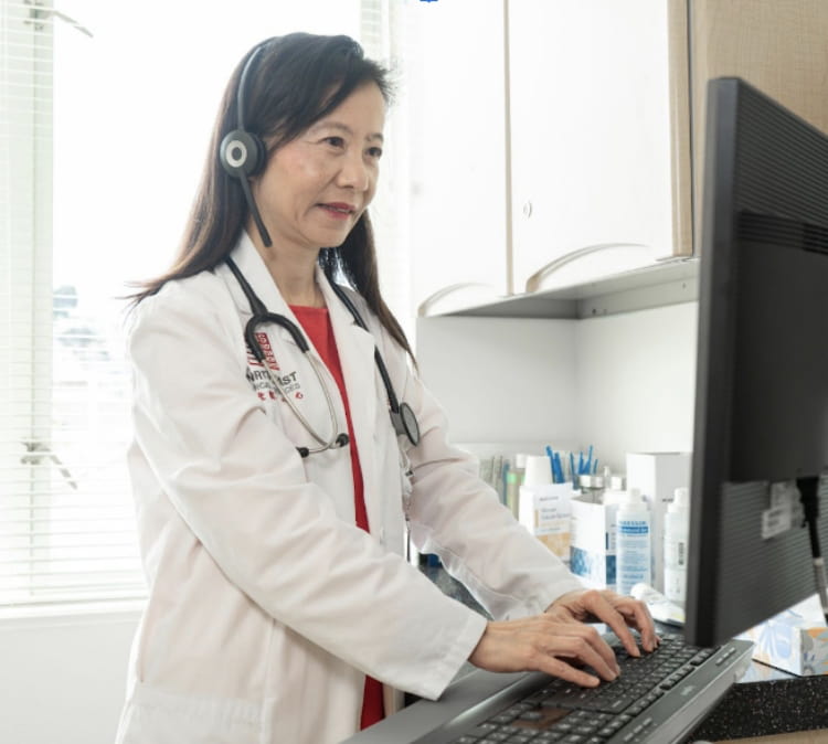 帶著耳機看顯示器的醫生