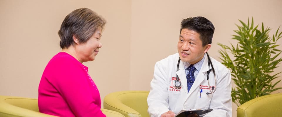 醫生與病人交談